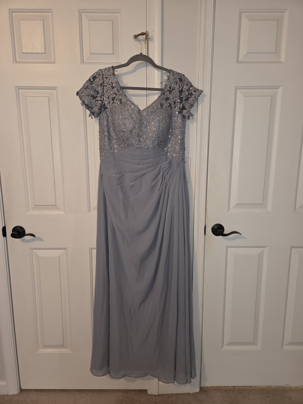 Elegant Lace & Chiffon Evening Dress in Light Gray